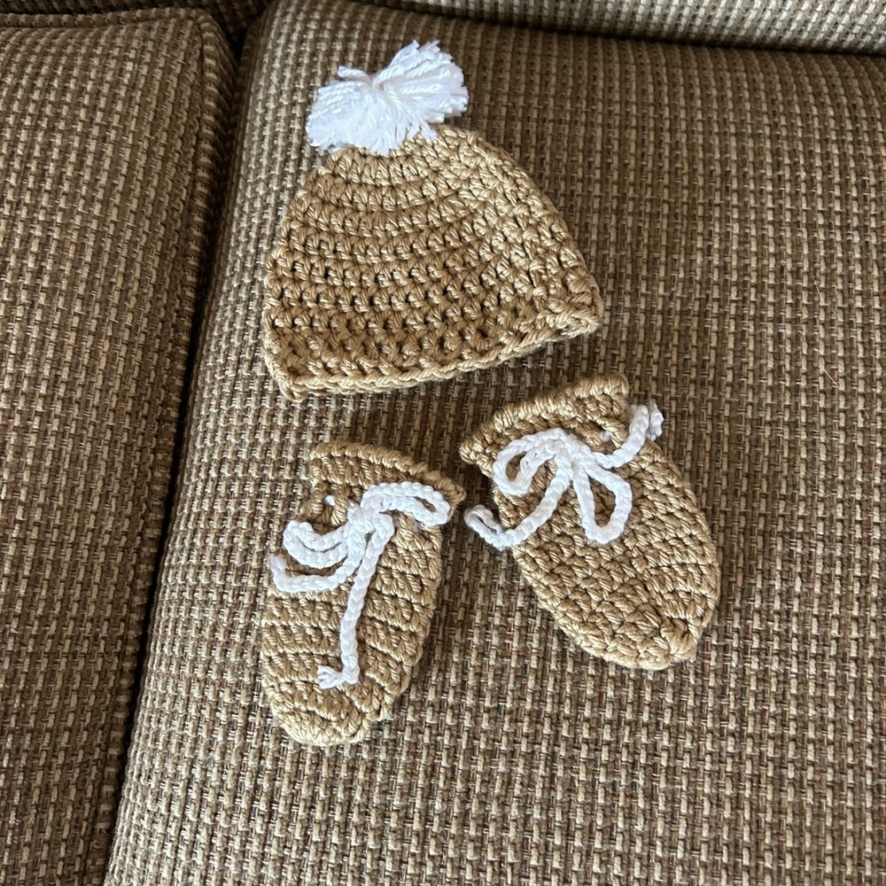 Handmade Crochet Baby Hat and mittens Set